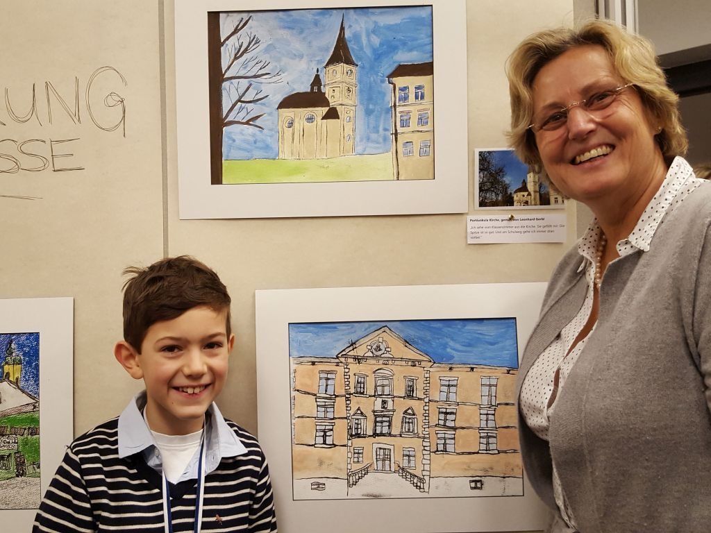 Maxi Kopp mit Bürgermeisterin Ingrid Pongratz - Kinder malen mit Fantasie