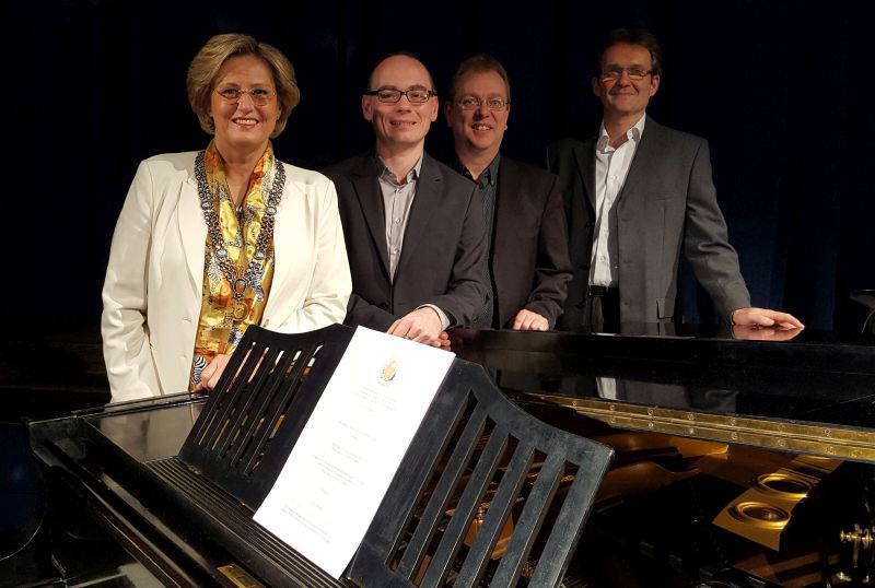 Bürgermeisterin Ingrid Pongratz dankt dem Sven Ochsenbauer Trio insbesondere für die Jazzinterpretation ihres Lieblingsstückes von J. S. Bach „Air“.