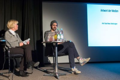 Monika Ziegler und Maximilian Muth auf der Bühne des Foolstheater zum Thema Fake News