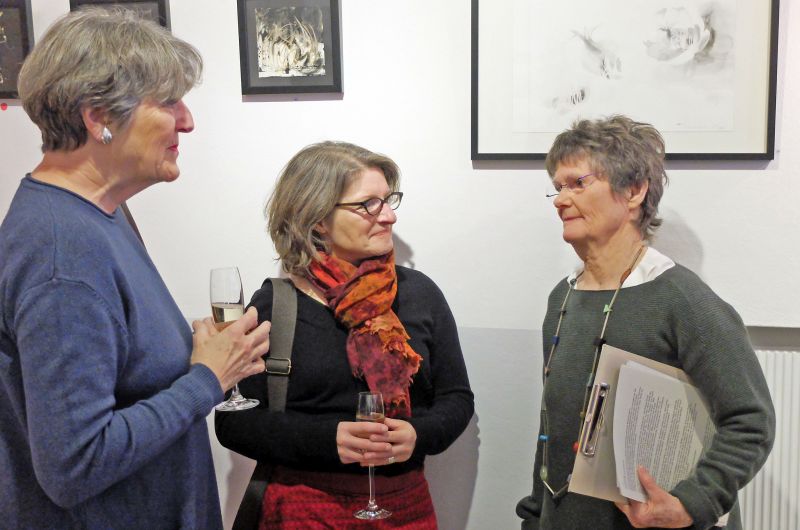 Nele von Mengershausen (rechts) im Gespräch mit Besucherinnen der Vernissage