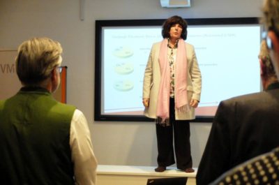 Roswitha Ram-Devrient erklärt die vier moving-Übungen.