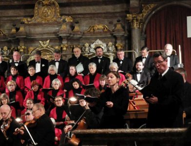 Sopran-Solistin Angela Schütz und Bass-Solist Bernhard Spingler.