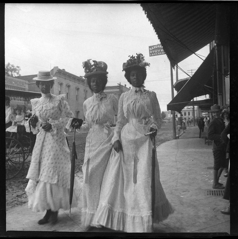 Gabriele Münter: Drei Frauen im Sonntagsstaat, Marshall, Texas 1899/1900.