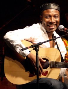 Afrikanische Weltmusik mit Adjiri Odametey