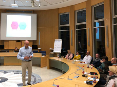 Kommunikationstrainer Carsten Schroeter beim Traning für den Marktlatz Gute Geschäfte für die Ehrenamtlichen der Vereine