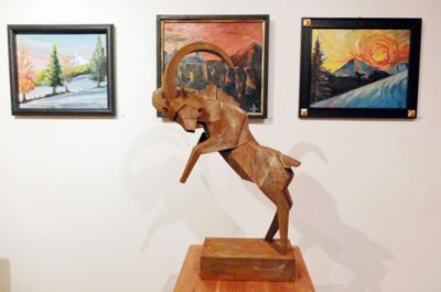 Modell des Steinbocks – vor Bildern von Gerhard Bosek.