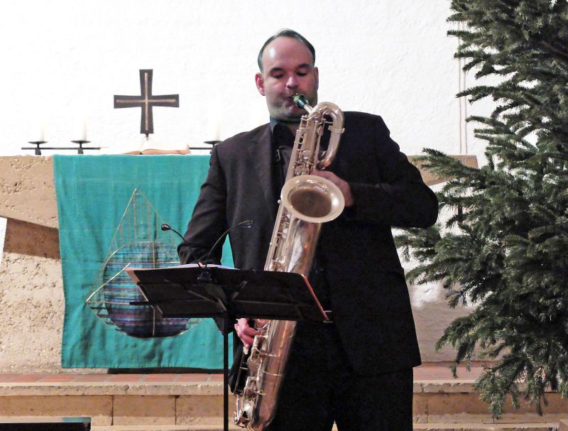 Thomas Tomaschek spielt auf dem Baritonsaxofon.