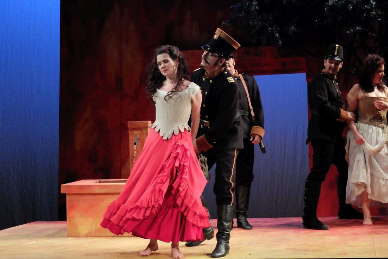 Carmen - gespielt von Denise Felsecker - wird verhaftet