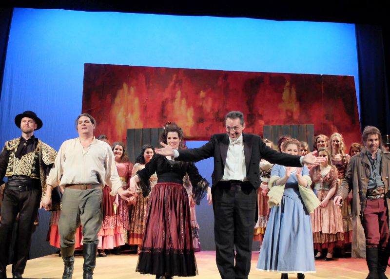Solisten de FLTB und Intendant und Chefdirigent Rudolf Maier-Kleeblatt bei der Premiere von Carmen