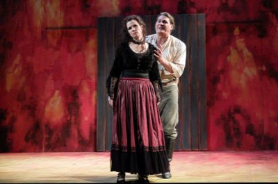 José versucht ein letztes Mal, Carmens Liebe zu gewinnen