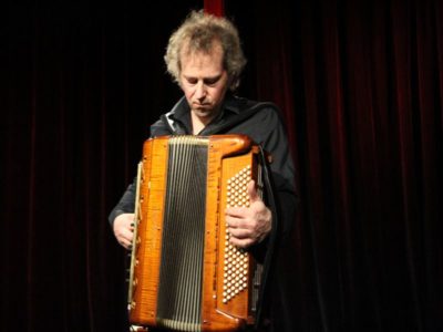 Andreas Hinterseher mit seinem Akkordeon Victoria Poeta.