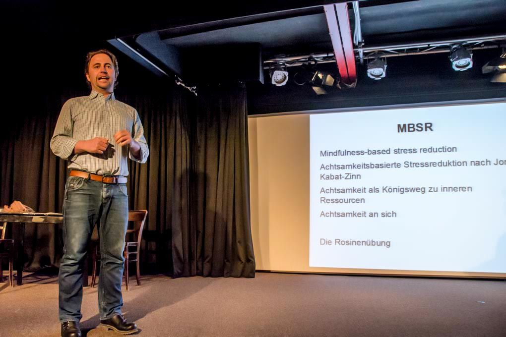 MBSR Trainer Daniel Bußjger beim Vortrag zum Thema Mitgefühl 