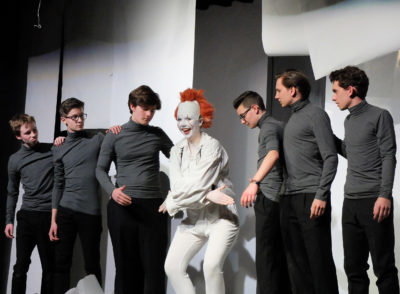 Mephistopheles Clara Lütjohann und sechsmal Faust - Gymnasium Tegernsee Schultheater