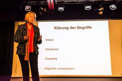 Monika Ziegler refertiert über das Thema. Ist Mitgefühl erlernbar? im Foolstheater im Kultur im Oberbräu Holzkirchen