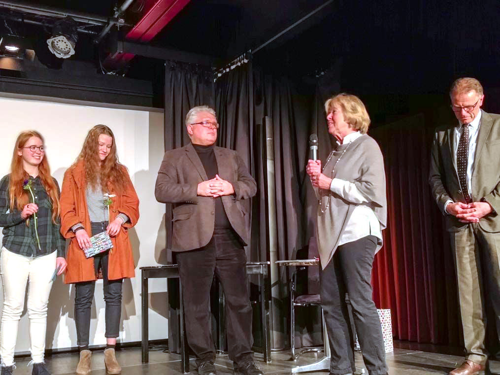 2. Science Slam - Preisverleihung. an die "Marsmission" für Olivia Menke und Lena Kruse durch die Schuldirektoren Josef Schlemmer und Rainer Dlugosch und Dr. Monika Ziegler von Kulturvision e.V.