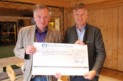 Christian Springer und Raffael Schenz bei der Scheckübergabe für die Flüchtlinge aus Syrien