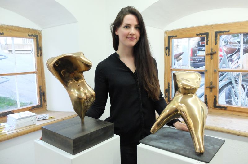 Antonia Leitner, Schülerin von Otto Wesendonck, und ihre Bronze-Torsi