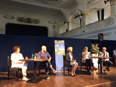 Podiumsgäste Ute Haury, Nicolas de Quatrebarbes, Ines Wagner, Coloman Kallos mit Monika Ziegler in der Mitte