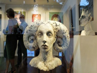 Figur von Tatjana Raum im Schaufenster Galerie kunst und mehr