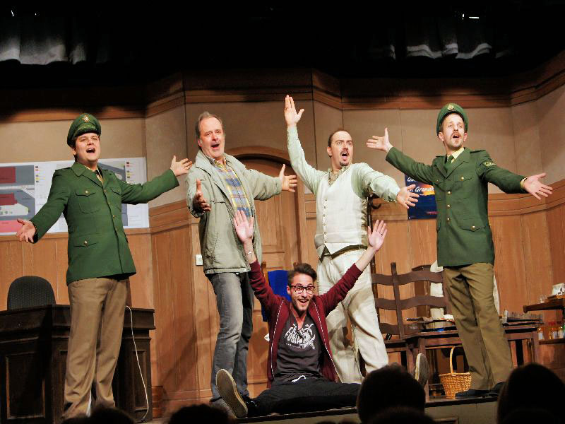 Gesangseinlage mit Felix Thörl, Andreas Kern, Felix Holzapfel, Flo Bauer, Tobi Bubanj - Tegernseer Volkstheater: Countdown in Großhapping 