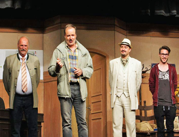 Rede am Ende des Abends: Andreas Kern mit Darstellern - Tegernseer Volkstheater: Countdown in Großhapping 