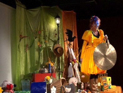 Agnes Kraus im Gespräch mit den Kindern