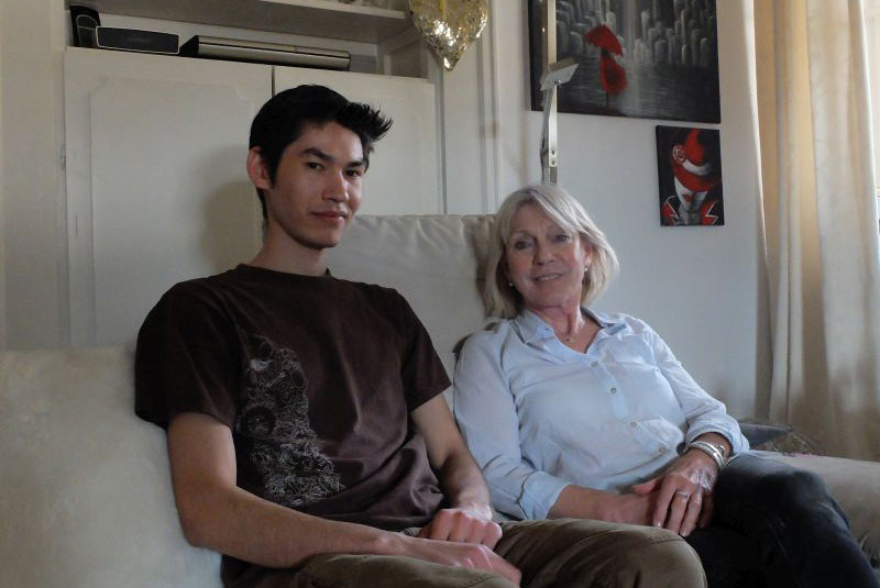der junge Geflüchtete Yasin Rezaie und Helferin Maria el Mamar, im Hintergrund Bilder von Yasin