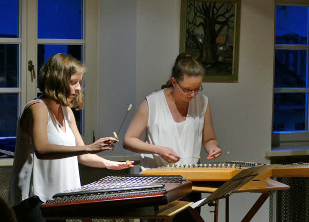 Johanna und Viktoria Kainz an Hackbrettern. Foto: Kulturwerkstatt im Oberland