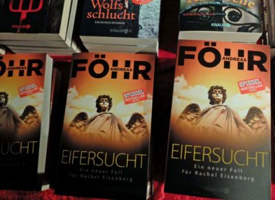 Bücherecke verkauft druckfrische Stapel – sehr zur Freude der Fans noch vorm offiziellen Erscheinungsdatum.