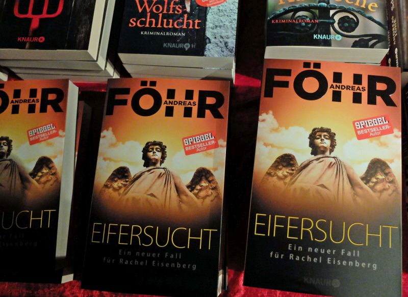 Bücherecke verkauft druckfrische Stapel – sehr zur Freude der Fans noch vorm offiziellen Erscheinungsdatum. 