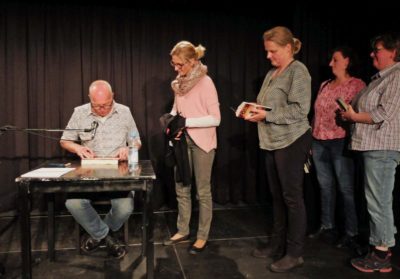 Die Fans stehen Schlange, während Andreas Föhr signiert.