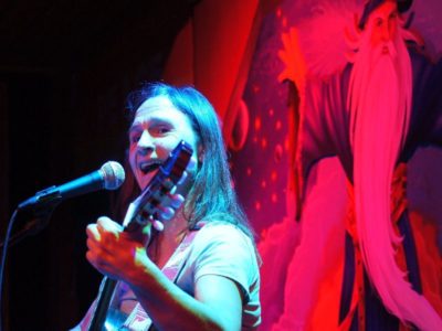 Wuide Hehna Anni Reisberger – Gesang, Gitarre und Bass