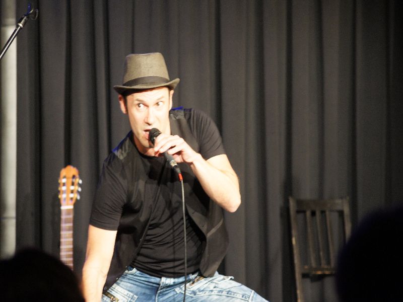 Tobias Öller in Aktion beim Musikkabarett