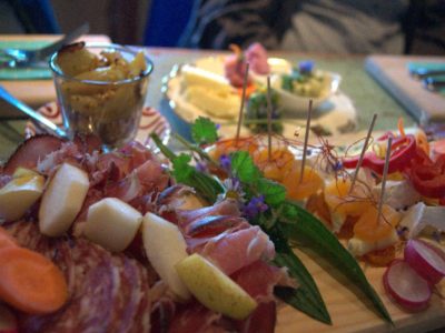 Brotzeit mit Produkten vom Boahof in Holz