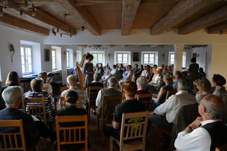 Jugend musiziert - Katharina Wittmann moderierte den Konzertabend im Altwirtsaal in Warngau