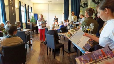 Monika Ziegler stellt die Protagonisten der Zeitungsausgabe vor