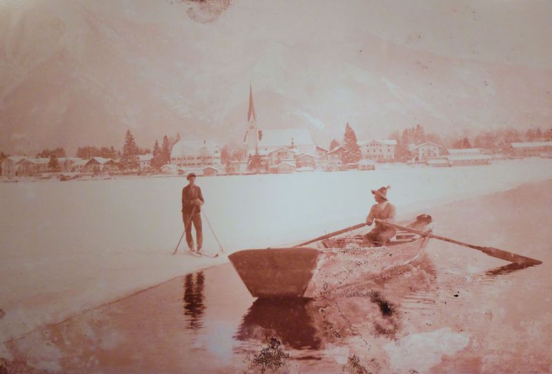 Überfahrer und Langläufer treffen sich auf dem zugefrorenen See. 