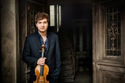 Bratschist Nils Mönkemeyer spielt in der Pfarrkirche St. Quirinus in Tegernsee. beim 29. Internationale Musikfest Kreuth