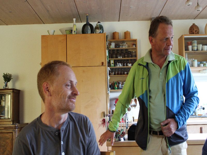 Gastgeber Norbert Böhm und Veranstalter Christof Langer in der Küche des Passivhauses. 