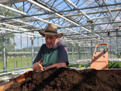 Gärtnermeister Josef Pöhm erläutet den biologischen Anbau