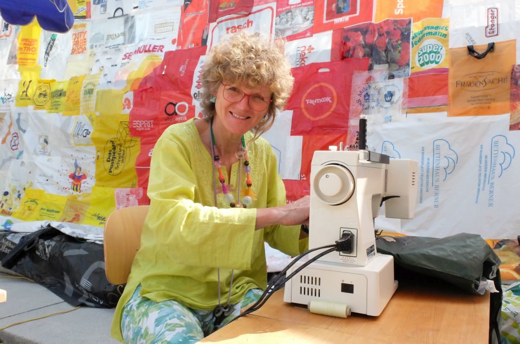 Angelika Hubner näht ein 50 Quadratmeter großes banner