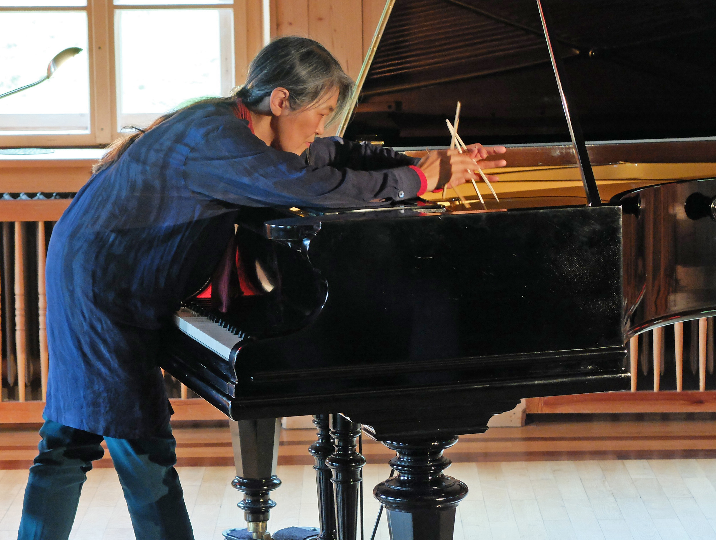 Musikalische Matinee Masako Ohta und ihre höchst einfühlsame Regentropfen-Improvisation im Resonanzkörper des Flügels