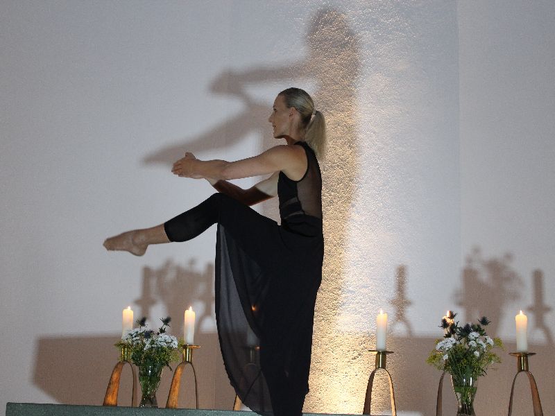  Isabella Winkler vor dem Altar der Christuskirche in Schliersee 