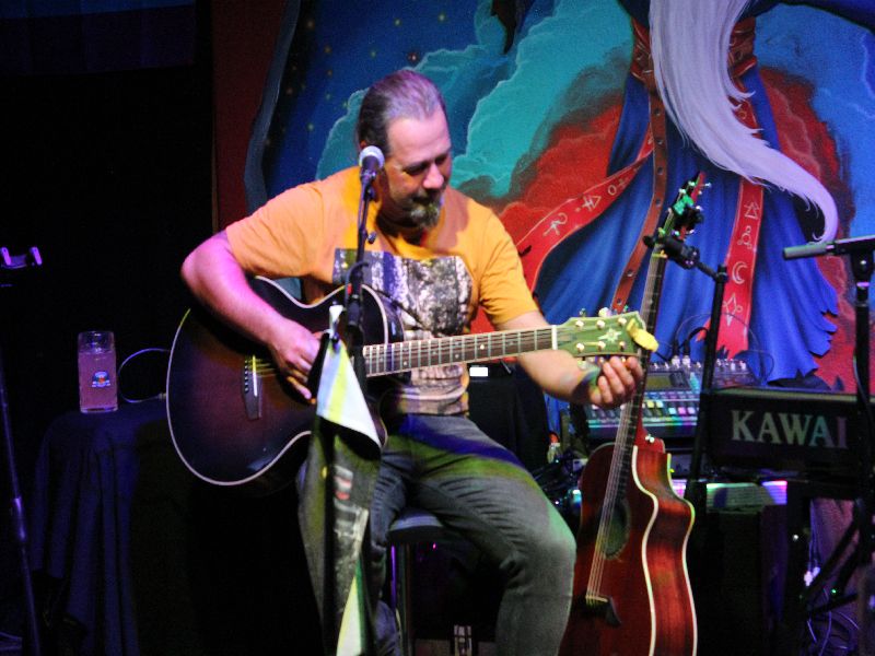 Alfons Hasenknopf beim Stimmen seiner Gitarre