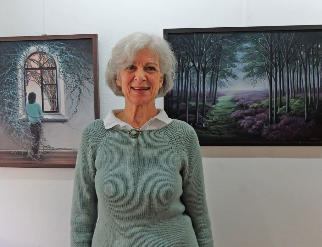 Ausstellung in Gmund - Künstlerin H. Lucia Kordecki vor ihren Bildern