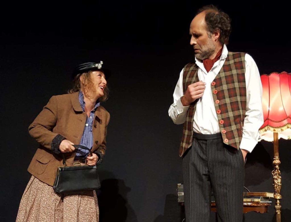 Pygmalion: Katharina Paul als Eliza stellt sich bei Professor Higgins (Bernd Schmidt) vor