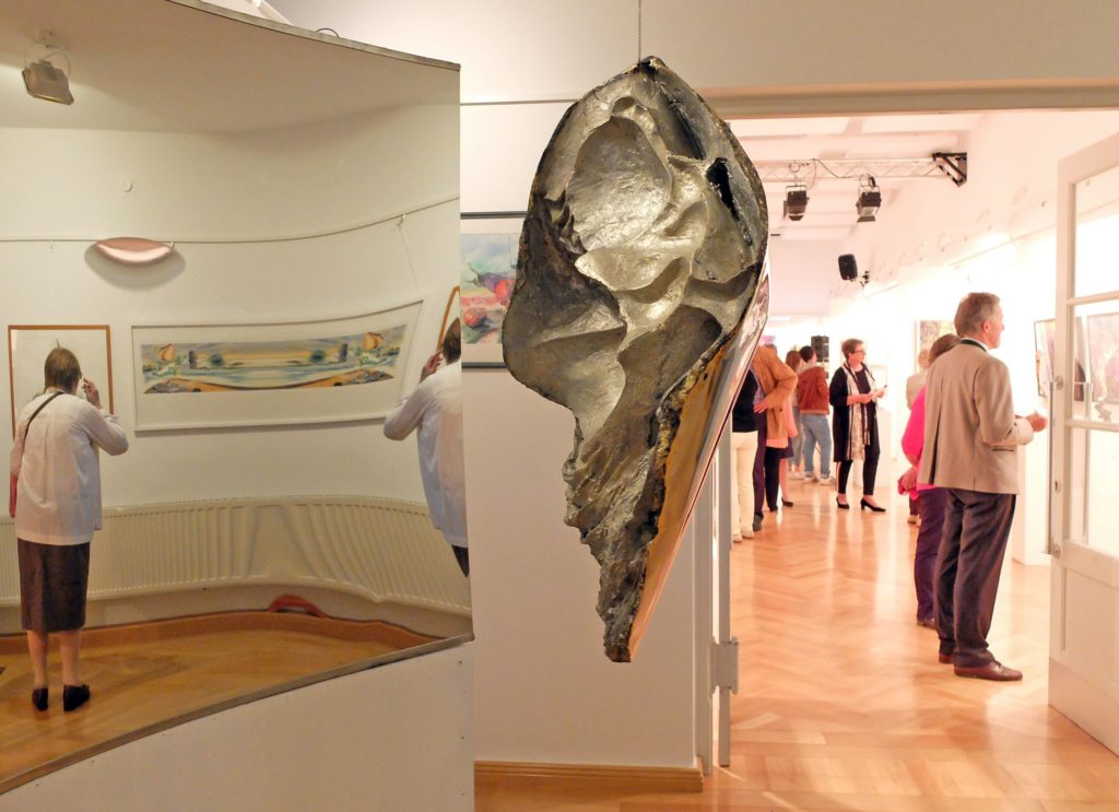 69. Tegernseer Kunstausstellung im E-Werk - Antonia Leitners Spiegelinstallation spielt mit der Wahrnehmung - und lädt zum Austausch ein
