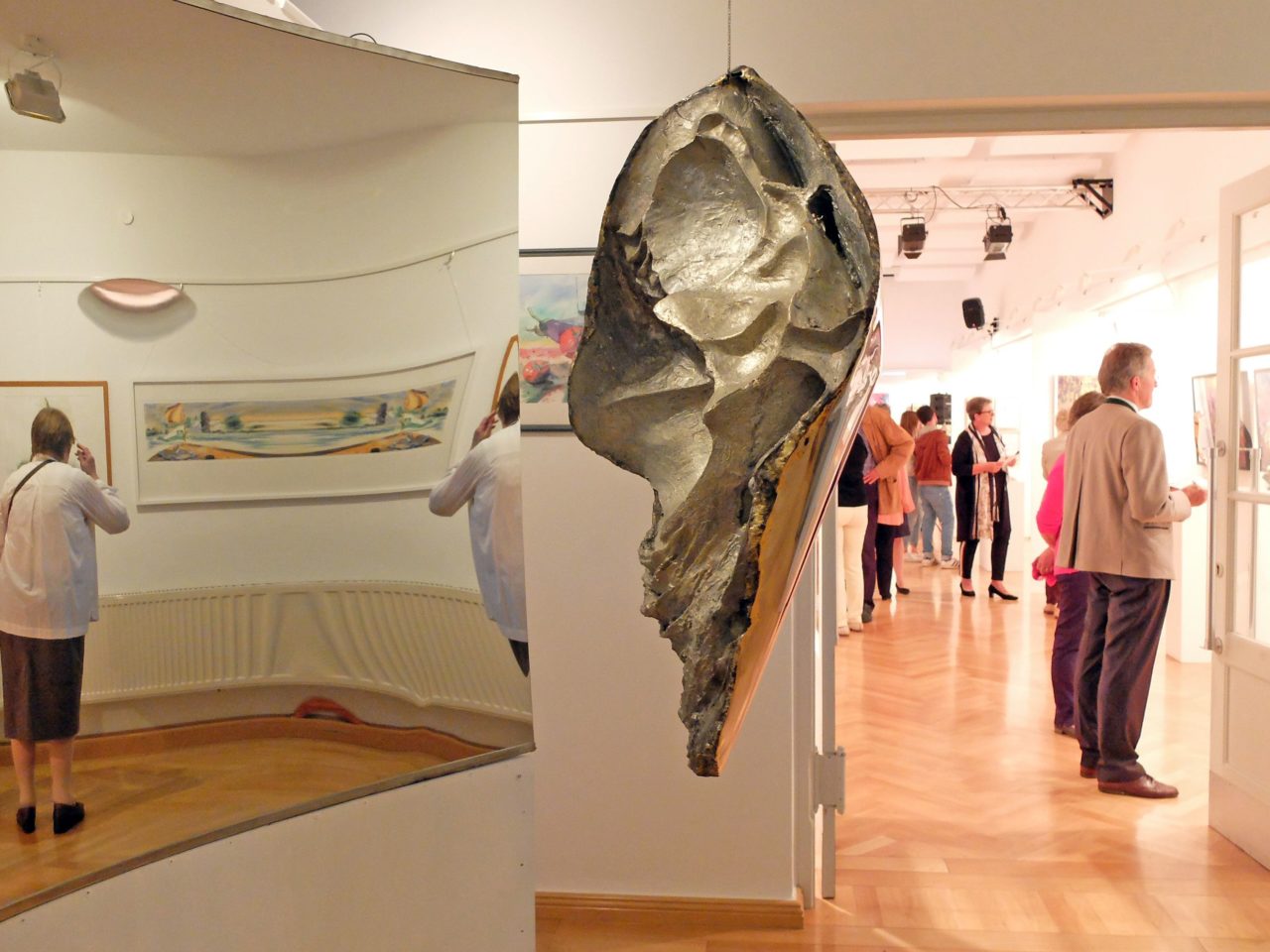 69. Tegernseer Kunstausstellung im E-Werk - Antonia Leitners Spiegelinstallation spielt mit der Wahrnehmung - und lädt zum Austausch ein