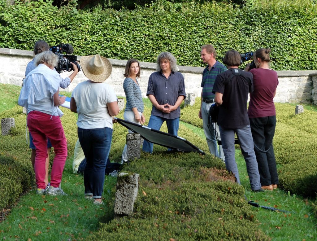 Beim Dreh mit dem BR auf dem Friedhof in Gmund: Moderatorin Irene Esmann interviewt Matthias Striebeck und Christof Langer