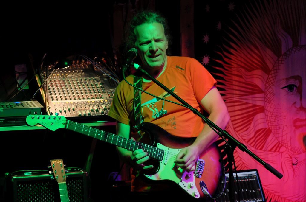 Wolfgang Hierl steuert seine legendären Gitarrenriffs bei